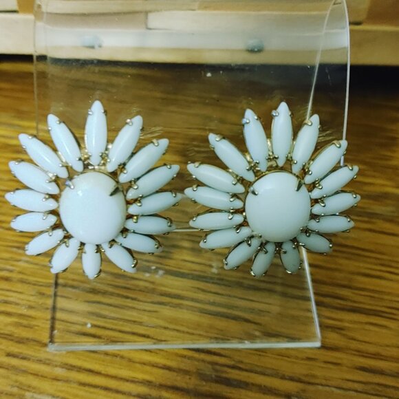 Napier White Enamel Daisy Clip On Earrings Vintage Floral Gold Tone Retro - Picture 3 of 11